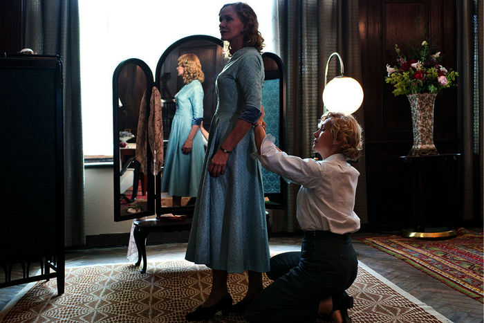 Margarete Oelkers (Nadja Uhl) &uuml;bernimmt N&auml;harbeiten f&uuml;r Frau Ahrens (Katja Flint). Bild: Sender / ZDF / Václav Sadílek
