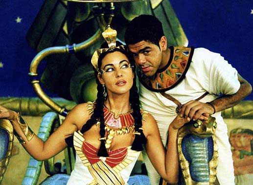 Cleopatra (Monica Bellucci) betreut ihren Architekten Numerobis (Jamel Debbouze) mit einer &auml;u&szlig;erst heiklen Aufgabe. Bild: Sender