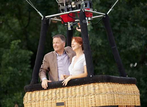 Wer wird denn gleich in die Luft gehen? Roland (Thomas R&uuml;hmann) und seine Frau Pia (Hendrikje Fitz) heben zu einem gro&szlig;en Ballonflug ab. Bild: Sender