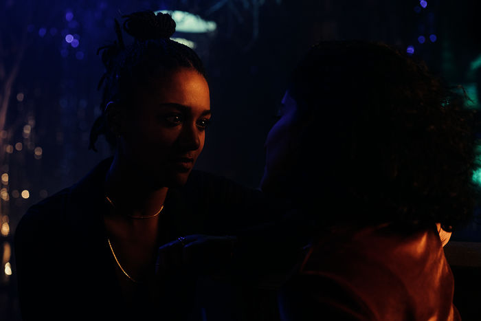 Loving Her: Zwischen Anouk (Larissa Sirah Herden) und Hanna (Banafshe Hourmazdi) knistert es, als sie sich nach dem Konzert n&auml;her kommen. Bild: Sender / ZDF und Marcus Glahn. 