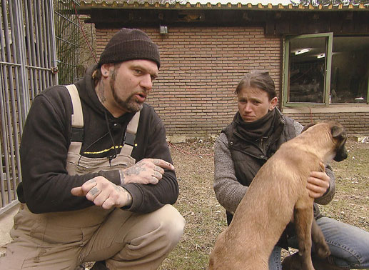 Ralf Seeger und Tierpflegerin Manuela Zimmermann k&uuml;mmern sich um die Sorgenkinder des Hofs: Mehrere beschlagnahmte Malinois-Welpen brauchen dringend ein neues Zuhause. Bild: Sender