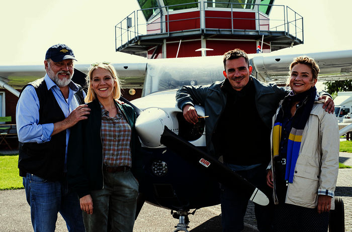 Jan Gregor Kremp (Hauke Hansen), Nadine Boske (Swantje Hansen), Hannes Wegener (S&ouml;nke Hansen), Matilda Buchan (Susanne Sch&auml;fer). Bild: Sender / ARD Degeto / Marion von der Mehden 