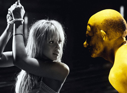 Die liebenswerte, wundersch&ouml;ne Stripperin Nancy (Jessica Alba) ger&auml;t in die F&auml;nge des Triebt&auml;ters Yellow Bastard (Nick Stahl). Bild: Sender