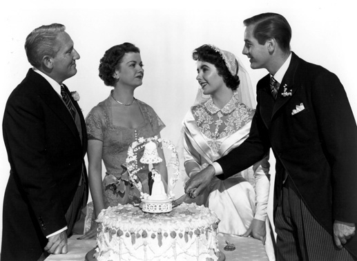 Die Familie versammelt sich um die Hochzeitstorte herum: v.l.: Die Brauteltern Stanley T. Banks (Spencer Tracy) und Ellie Banks (Joan Bennett) und das frisch verm&auml;hlte Paar Bride Kay Banks (Elizabeth Taylor) und Buckley Dunstan (Don Taylor). Bild: Sender