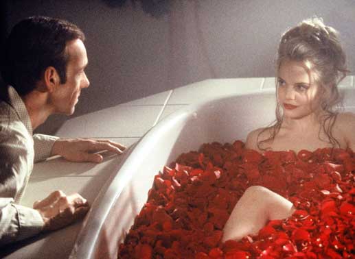 Kevin Spacey als Lester Burnham, Mena Suvari als Angela Hayes. Bild: Sender / Dreamworks