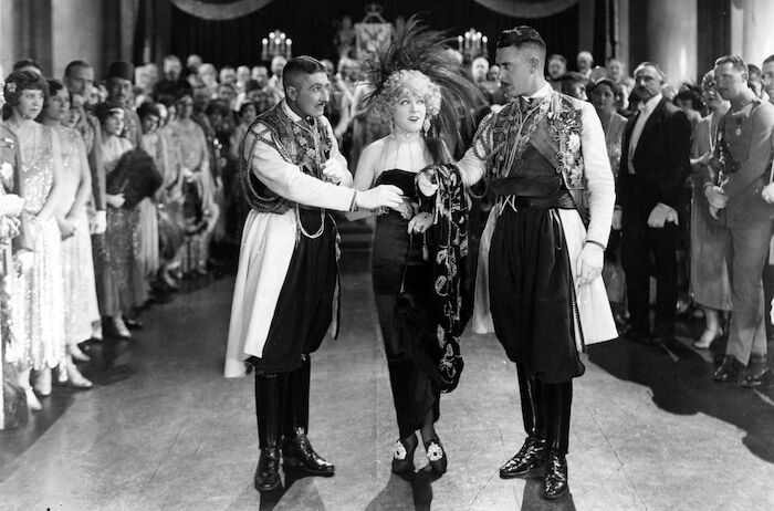 Die lustige Witwe: Die beiden Rivalen werben um die Gunst der &bdquo;lustigen Witwe&ldquo; (Mae Murray, Mi.). Bild: Sender/FWMS/ZDF