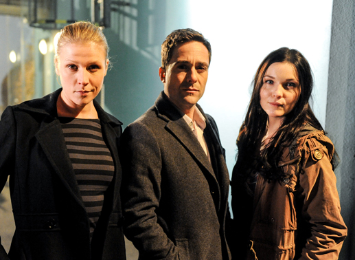 Franziska Weisz (Cara Horvath), Alexander Pschill (Leo Benedikt), Barbara Kaudelka (Miriam Karner). Bild: Sender / Hubert Mican