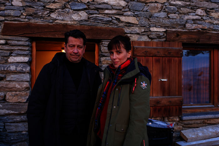Schwarz wie Schnee: Die franz&ouml;sische Ermittlerin Constance Vivier (Cl&eacute;mentine Poidatz) und ihr Schweizer Kollege Andreas Meyer (Laurent Gerra) m&uuml;ssen sich erst zusammenraufen. Bild: Sender / ZDF / Nicolas Robin