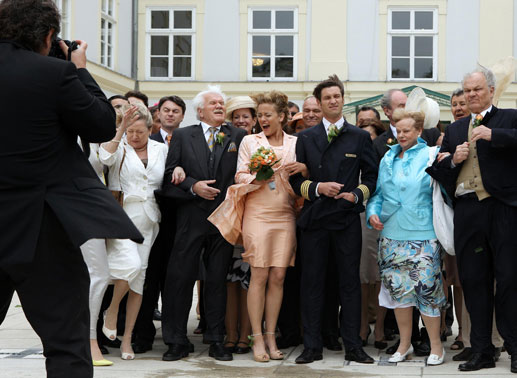 Auf die Traumhochzeit folgt das Erwachen: Kitty Speiser, Werner Prinz, Muriel Baumeister, Andreas Kiendl, Marianne Mendt, Michael K&ouml;nig. Bild: Sender