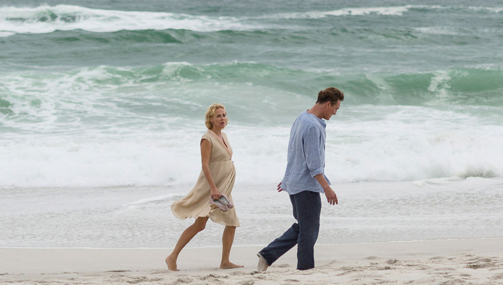 Lilian Norgren (Katja Riemann) h&auml;lt Paul Holthaus (Oliver Masucci) an einem einsam gelegenen K&uuml;stenort fest, weil er sich  weigert mit ihr zu kooperieren und ein wichtiges Gesch&auml;ft f&uuml;r Norgreen Life in Kapstadt zu kippen droht. Bild: Sender / ARD Degeto / Wiedemann & Berg / Anika Molnár, 