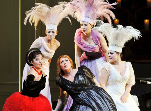 Elena Mosuc (Zerbinetta), Emily Magee (Primadonna/Ariadne), Eva Liebau (Najade / Eine Sch&auml;ferin), Marie-Claude Chappuis (Dryade / Ein Sch&auml;fer), Eleonora Buratto (Echo / Eine S&auml;ngerin). Bild: Sender