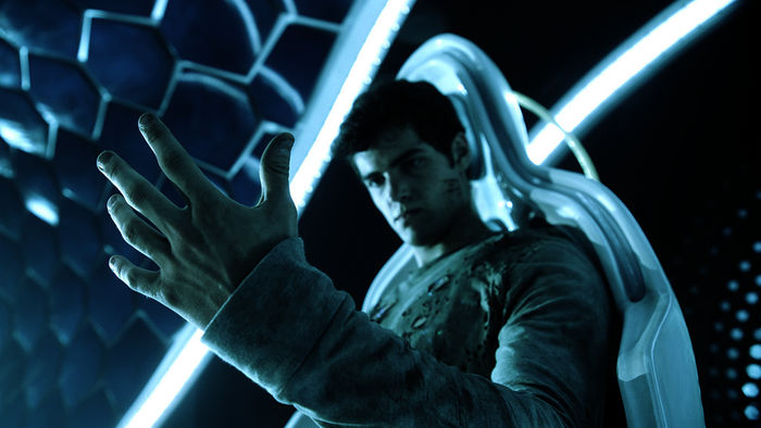 Der Teenager Max (Ben Winchell) und das Alien-Wesen Steel werden zu dem Superhelden &bdquo;Max Steel&ldquo;. Bild: Sender