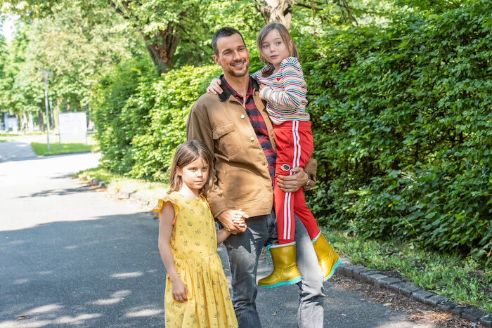 Oskars Kleid: Laur&igrave; (Oskar/Lili), Florian David Fitz (Ben Kornmann), Ava Petsch (Erna). Bild: Sender / ORF / PRO7 / Warner