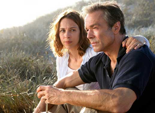 Endlich finden Hanna (Anneke Kim Sarnau) und Helmut (Hannes Jaenicke) die Kraft und die Ruhe, um &uuml;ber ihre Trauer zu sprechen. Bild: Sender/Boris Guderjahn