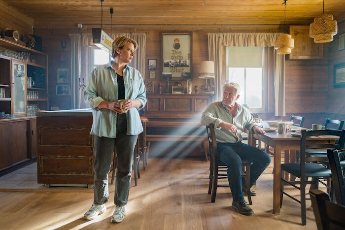 Neues Land: Nach einem Streit entschuldigt sich Walter Sedlitz (J&ouml;rg Sch&uuml;ttauf) bei seiner Tochter Ina Sedlitz (J&ouml;rdis Triebel). Bild: Sender / ZDF / Steffen Junghans. 