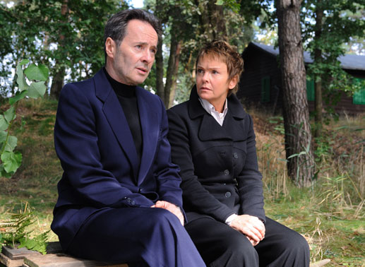 Hans Kupfer (Uwe Kockisch, l.), Oberst im Ministerium f&uuml;r Staatssicherheit und die systemkritische Liedermacherin Dunja Hausmann (Katrin Sass, r.), die einmal seine Jugendliebe war, treffen sich am Ort ihrer alten Liebe. Bild: Sender