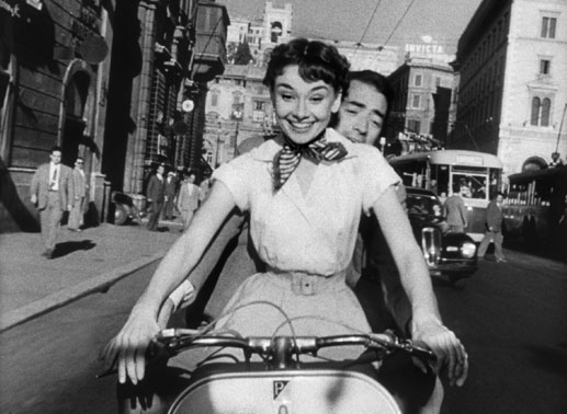 Prinzessin Anne (Audrey Hepburn) verbringt mit Joe Bradley (Gregory Peck) einen aufregend sch&ouml;nen Tag, an dem sie alles tun kann, was normale Menschen tun. Bild: Sender