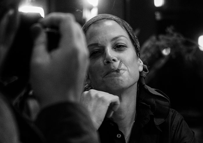 In einer Hafenkneipe im bretonischen K&uuml;stenort Quiberon erz&auml;hlt Romy (Marie B&auml;umer) dem Fotografen und Freund Robert Lebeck (Charly H&uuml;bner) begeistert von ihrer bevorstehenden Filmproduktion "Die Spazierg&auml;ngerin von Sans-Souci". Bild: Sender / Peter Hartwig