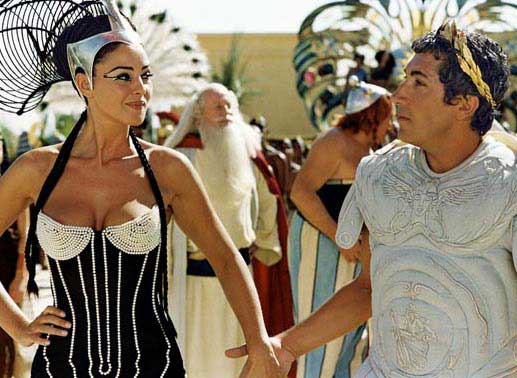 Siegessicher f&uuml;hrt Cleopatra (Monica Bellucci) ihren Wettgegner Julius C&auml;sar (Alain Chabat) zur Baustelle. Bild: Sender