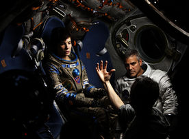 Sandra Bullock und George Clooney lost in space. Bild: Sender