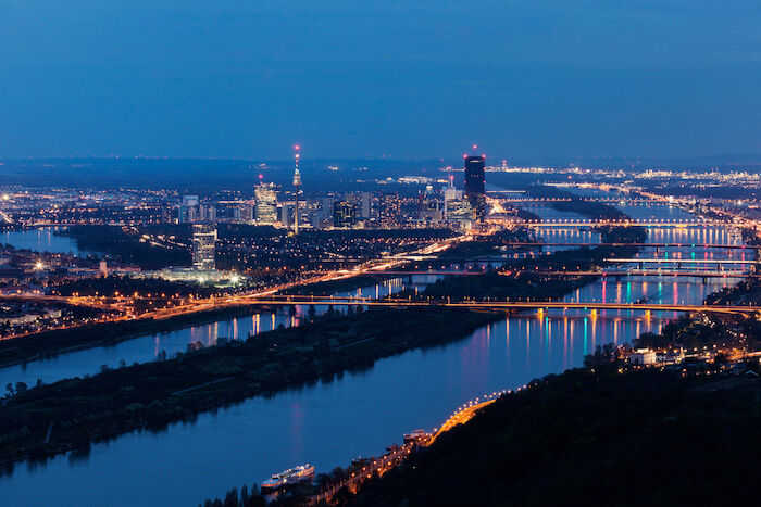 Megacities - Wenn es Nacht wird in Wien. Die Skyline von Wien entlang am Ufer der Donau. Bild: Sender / ZDF/iStockphoto / benkrut