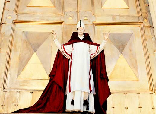 Johanna (Johnanna Wokalek) als Papst Johannes Anglicus vor den Toren des Lateranpalasts. Bild: Sender