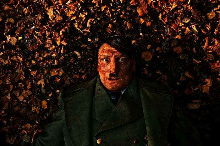 Wir schreiben das Jahr 2014, als Adolf Hitler (Oliver Masucci) 69 Jahre nach dem Ende des Zweiten Weltkrieges bei bester Gesundheit mitten in Berlin aufwacht. Was wird er mit seiner zweiten Chance anstellen? Bild: Sender / ORF / Sevenone / &copy; 2015 Constantin Film