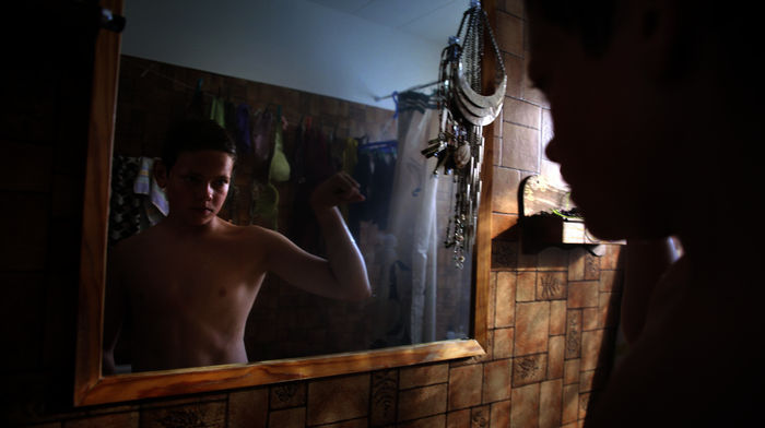 Manns genug? Thor (Baldur Einarsson) befragt einen Spiegel. Bild: Sender/ Roxana Reiss
