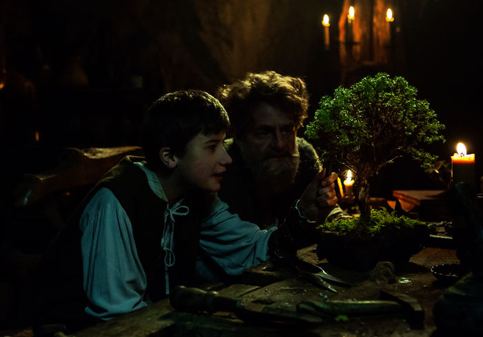 Theo (Florian Burgkart, links) bestaunt den Bonsai von K&ouml;nig Laurin (Volker Zack). Bild: Sender/ Ivan Poletti,