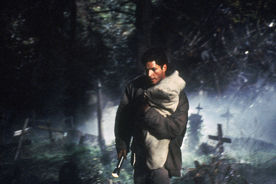 Louis (Dale Midkiff) tritt zum zweiten Mal den Weg zur indianischen Kultst&auml;tte an. Dieses Mal begr&auml;bt er hier seinen kleinen Sohn Gage - und das Ungl&uuml;ck nimmt seinen Lauf. Bild: Sender / Paramount Pictures