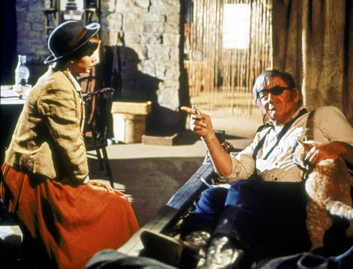 Die burschikose Mattie (Kim Darby) überredet Sheriff Rooster (John Wayne), mit ihr zusammen die Spur des Mörders ihres Vaters aufzunehmen. Bild: Sender / Paramount Pictures