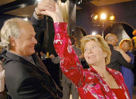 Christiane Hörbiger wagt ein Tänzchen mit Michael König. Bild Sender