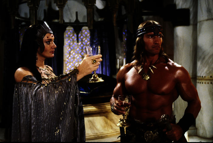 Die gleicherma&szlig;en sch&ouml;ne wie b&ouml;se K&ouml;nigin Taramis (Sarah Douglas) bittet Conan (Arnold Schwarzenegger) um Hilfe. Bild: Sender