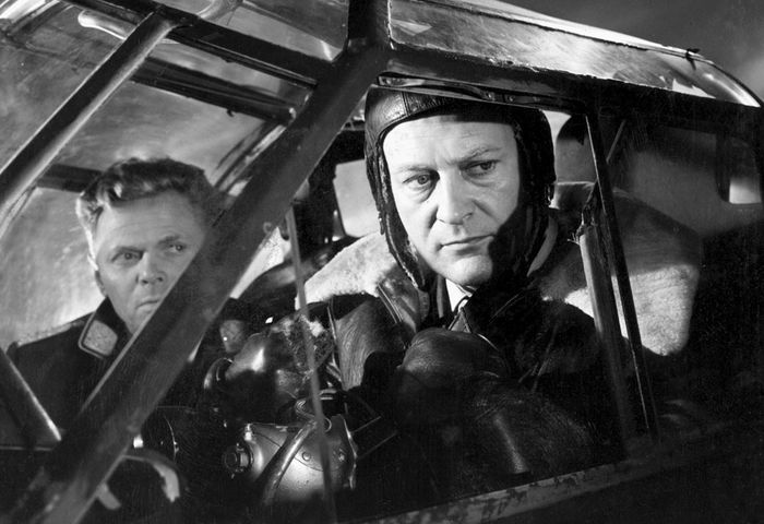 Gemeinsam mit seinem Freund, dem Ingenieur Oderbruch (Karl John) widersetzt sich General Harras (Curd Jürgens) den Nazis. Bild: Sender / MDR / Degeto