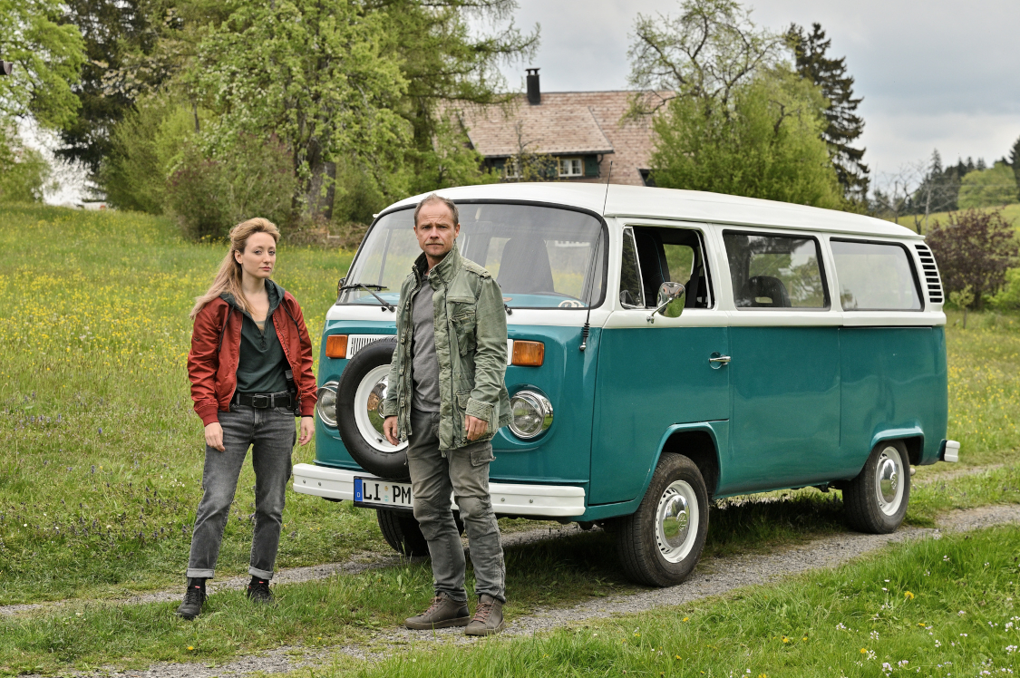 Die Toten vom Bodensee: Micha Oberländer (Matthias Koeberlin) unterhält sich mit Luisa Hoffmann (Alina Fritsch). Bild: Sender / ZDF / Patrick Pfeiffer