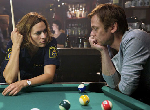 Inspektor Barbarotti (Sylvester Groth) und seine Kollegin Eva Backman (Nina Kronj&auml;ger) gehen nach Dienstschluss noch in die Kneipe. Bild: Sender