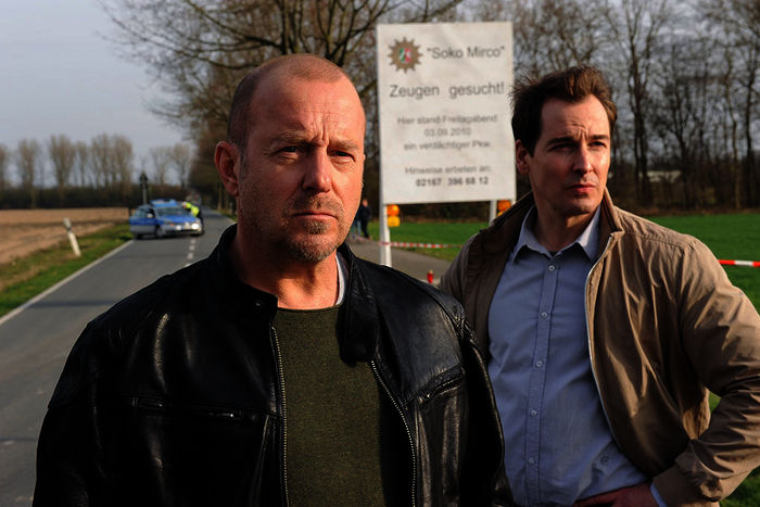 Ingo Thiel (Heino Ferch) und Mario Eckartz (Felix Kramer.) suchen Zeugen, die etwas gesehen haben oder am Tatzeitpunkt an der Stelle waren, wo Mirco zum letzten Mal gesehen wurde. Bild: Sender / ZDF / Kerstin Steller