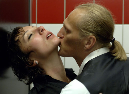 Alex (Ursula Strauss) vergn&uuml;gt sich mit Br&auml;utigam Norbert (Georg Friedrich) an dessen Hochzeitstag. Bild: Sender