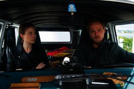 Nora von Waldst&auml;tten (Hannah Zeiler), Matthias Koeberlin (Micha Oberl&auml;nder). Bild: Sender / Graf Film / Thomas Roth