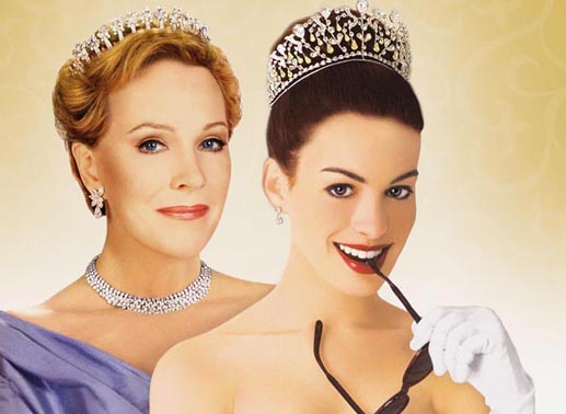 K&ouml;nigin Clarisse Renaldi (Julie Andrews, l.) will aus dem dickk&ouml;pfigen Teenager Mia (Anne Hathaway) eine w&uuml;rdige Thronfolgerin machen. Bild: Sender