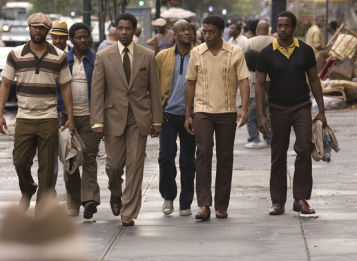 Frank Lucas (Denzel Washington), 3.v.l.) will seine Br&uuml;der zu Partner machen (v.l.n.r.: Common, Warner Miller, J. Kyle Manzay, Chiwetel Ejiofor, Albert Jones). Bild: Sender