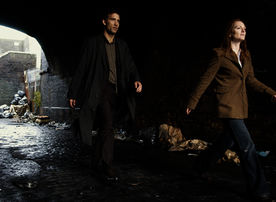 Theo (Clive Owen) und Julian Taylor (Julianne Moore). Bild: Sender / Universal Pictures