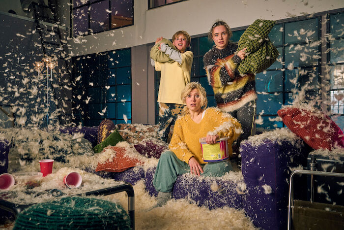 Die Kinderschwindlerin. In einer Familie fliegen die Fetzen: Nina (Laura Storz) hatte niemals geplant, ihr Leben mit Kindern zu teilen. Ihre Nichte Frieda (Holle Kirck) und ihren Neffen Theo (Henrick Blossey,) kümmert das wenig. Bild: Sender / Frank Dicks