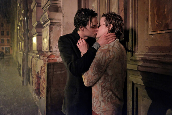 Die Mittagsfrau: Helene (Mala Emde) und Karl Wertheimer (Thomas Prenn) k&uuml;ssen sich zum ersten Mal. Bild: Sender / ZDF und Wildbunch / Lucky Bird Pictures / Nick von Nostitz. 