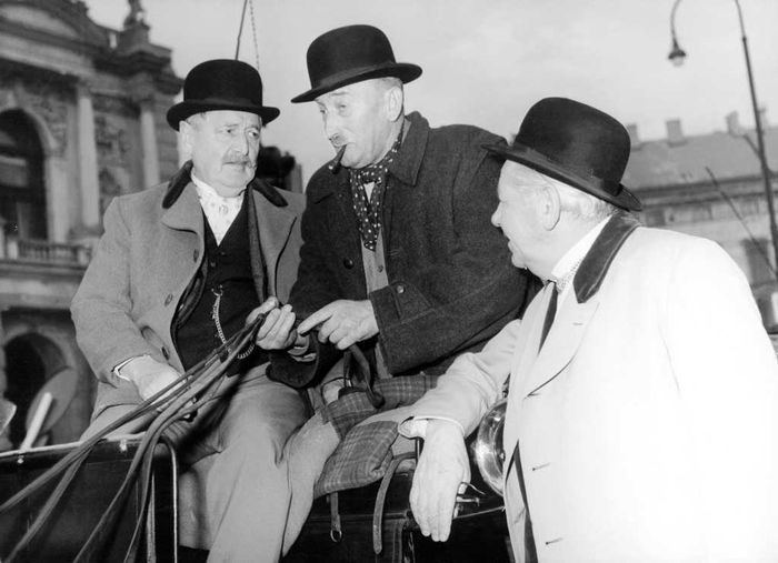 Hans Moser (Leopold Gruber, li.), Paul H&ouml;rbiger (Franz Schwarzl, re.). Bild: Sender / Kirch Media