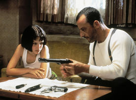 Der Profikiller L&eacute;on (Jean Reno) &uuml;bernimmt f&uuml;r die Tochter eines Mordopfers (Natalie Portman) die Verantwortung. Bild: Sender