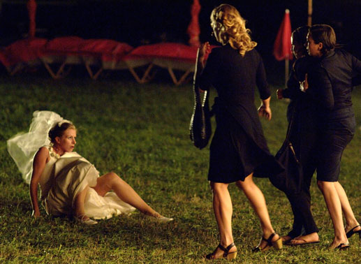 Die Hochzeitsfeier eskaliert in einer Pr&uuml;gelei zwischen der Braut (Darina Dujmic,l.) und Nina (Nina Proll, 2.v.r.). Bild: Sender