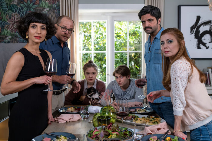 G&auml;ste zum Essen: Beim harmlosen Kennenlern-Dinner von Soraya (Neda Rahmanian) und Andr&eacute; Faber (Matthias Koeberlin), ihrer Tochter Mila (Hannah Schiller) mit deren Freund Leon Popov (Paul Sundheim) und seinen Eltern Monika (Josefine Preu&szlig;) und Viktor Popov (Maximilian Gril.) tun sich Abgr&uuml;nde auf. Bild: Sender / ZDF / Manju Sawhney. 