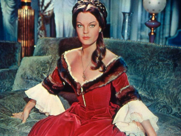 Schon im M&auml;dchenpensionat schw&auml;rmt Katja (Romy Schneider), eine Prinzessin aus dem verarmten Adelsgeschlecht der Dolgorukis, f&uuml;r Zar Alexander II. Bild: Sender/Atlasfilm