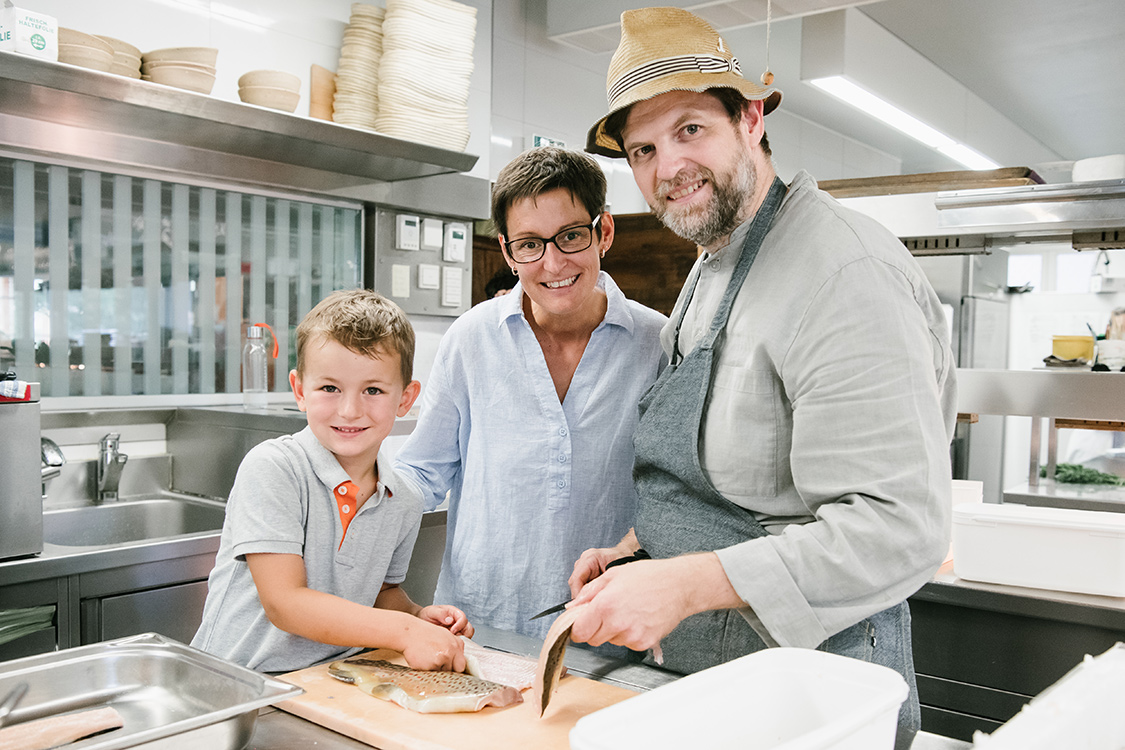 Josef Floh mit seiner Familie. Bild: Sender / ServusTV / Martin H&ouml;rmandinger 